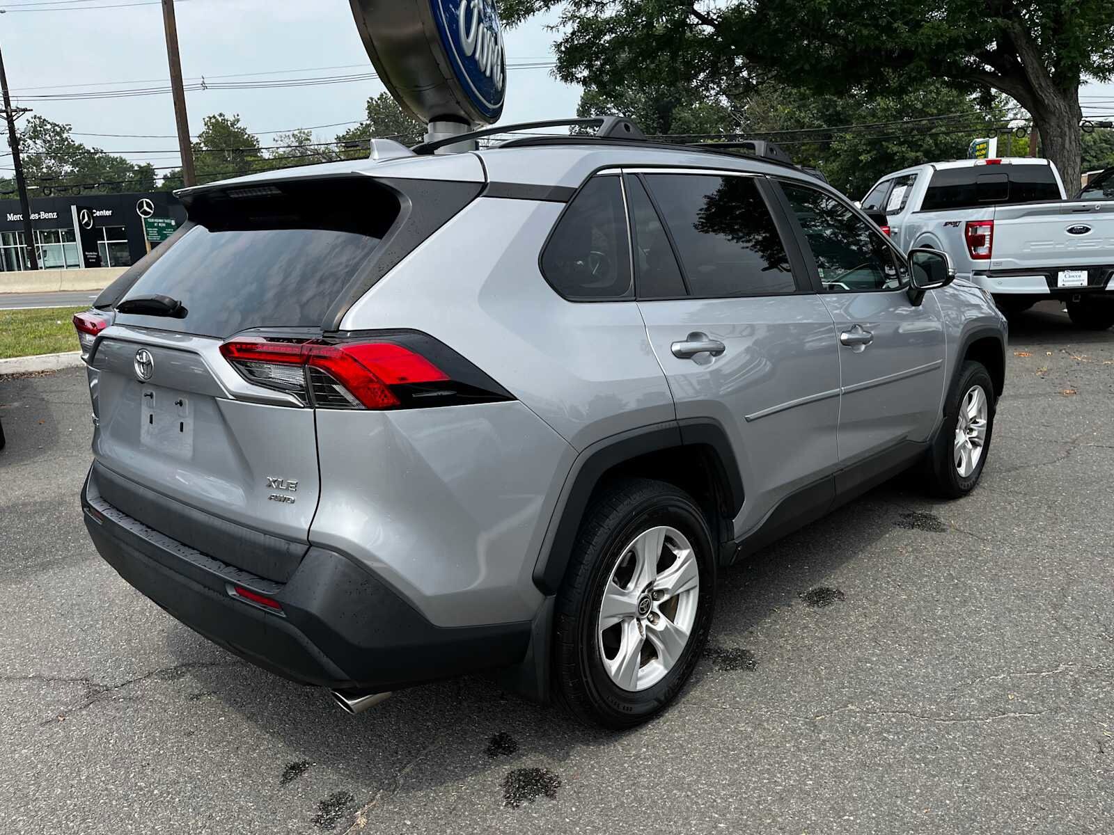 2021 Toyota RAV4 XLE photo 2