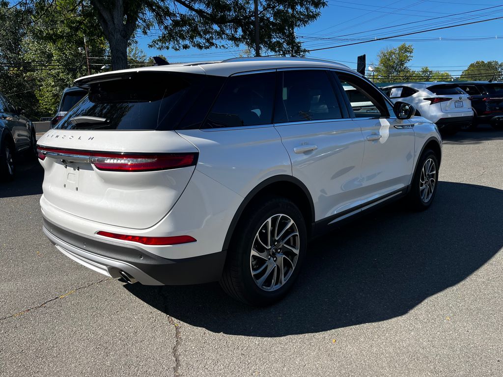 2021 Lincoln Corsair Standard photo 4