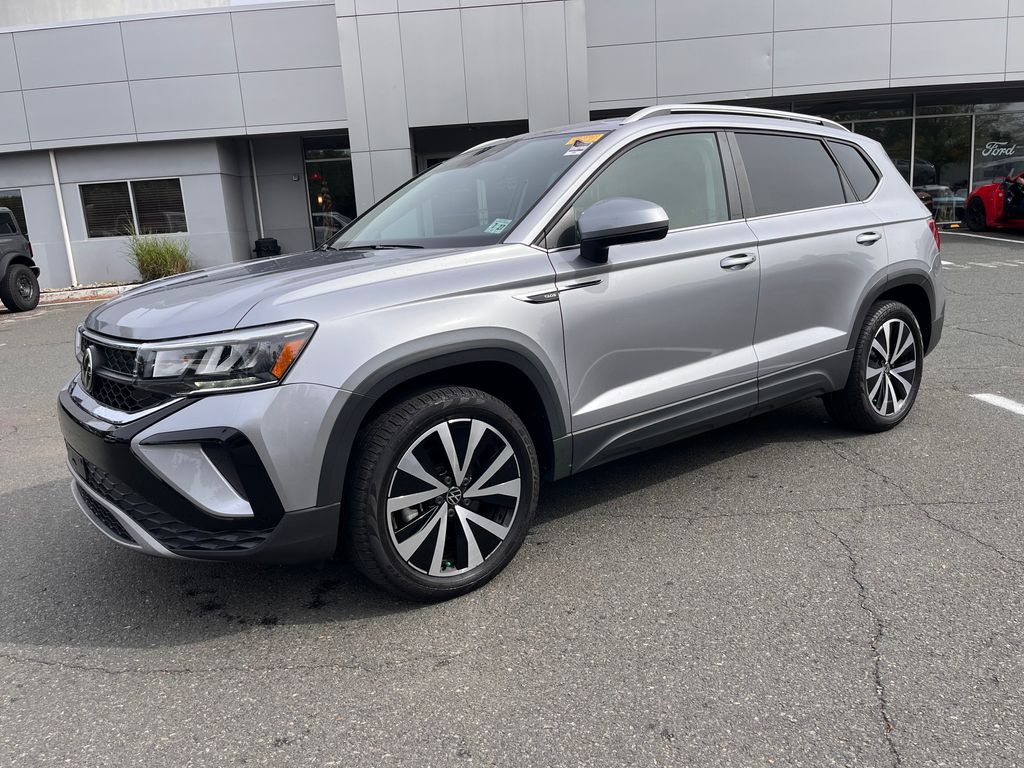 2022 Volkswagen Taos SE photo 3