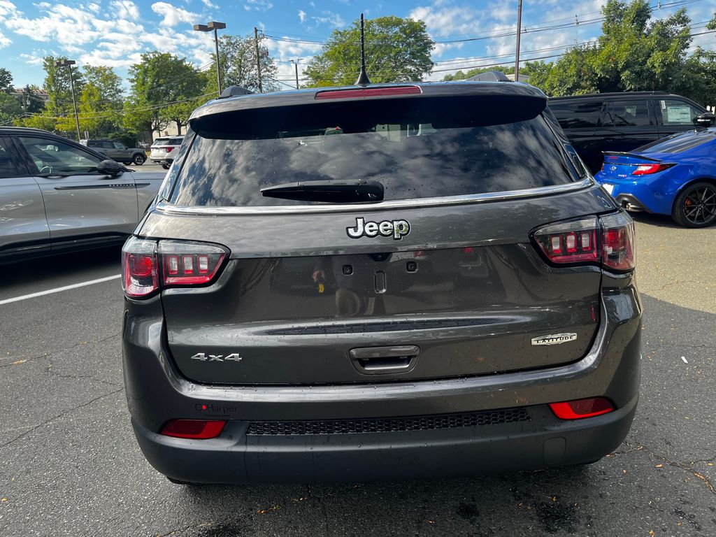 2022 Jeep Compass Latitude photo 2
