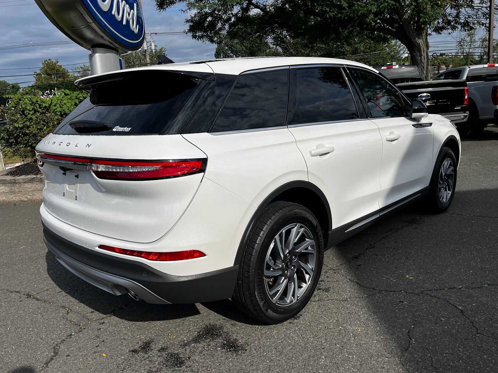 2023 Lincoln Corsair Standard photo 3