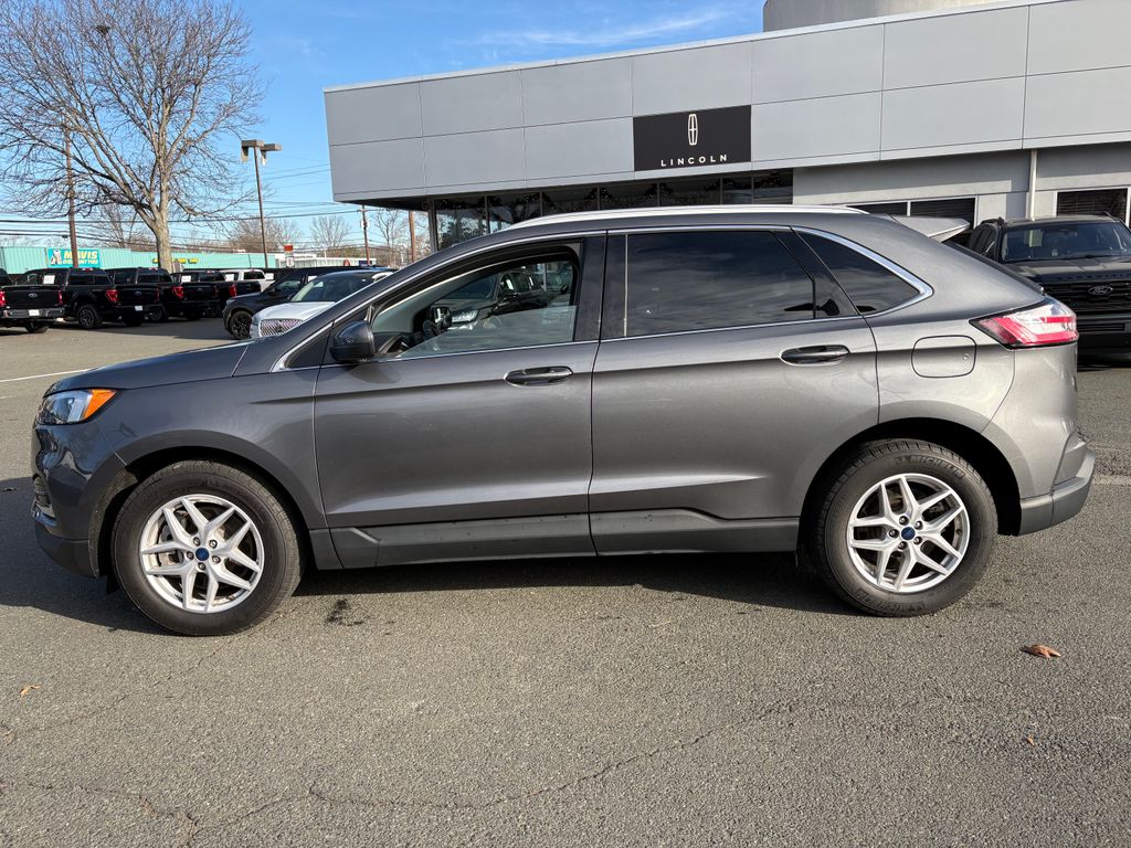 2022 Ford Edge SEL photo 2