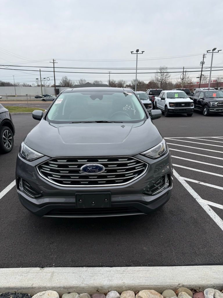 2022 Ford Edge SEL photo 2