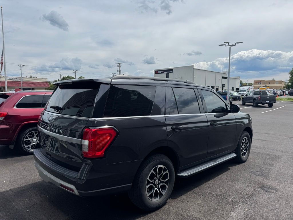 2022 Ford Expedition XLT photo 2