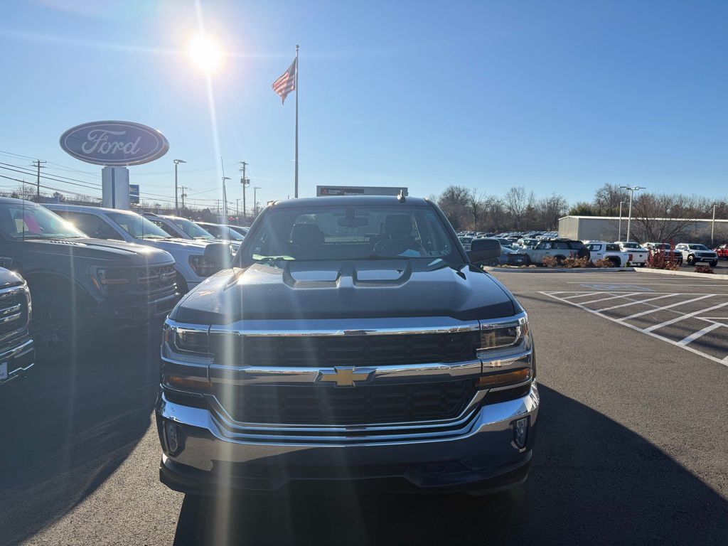 2018 Chevrolet Silverado 1500 LT photo 2