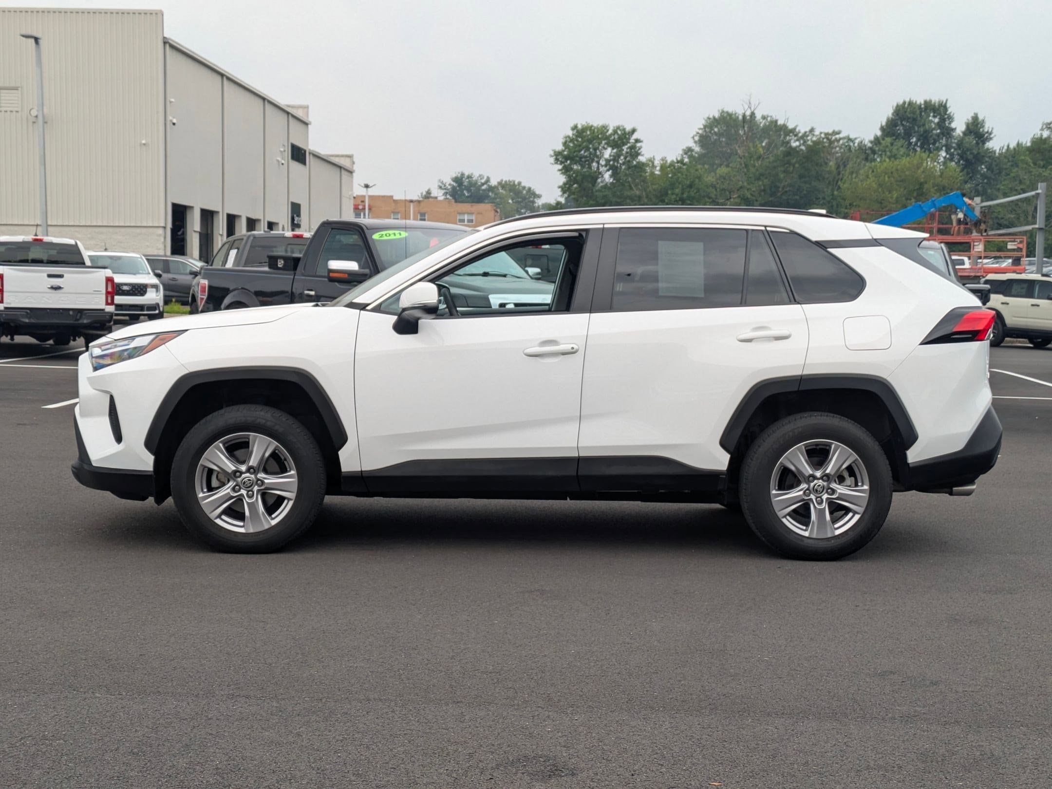 2023 Toyota RAV4 XLE photo 2