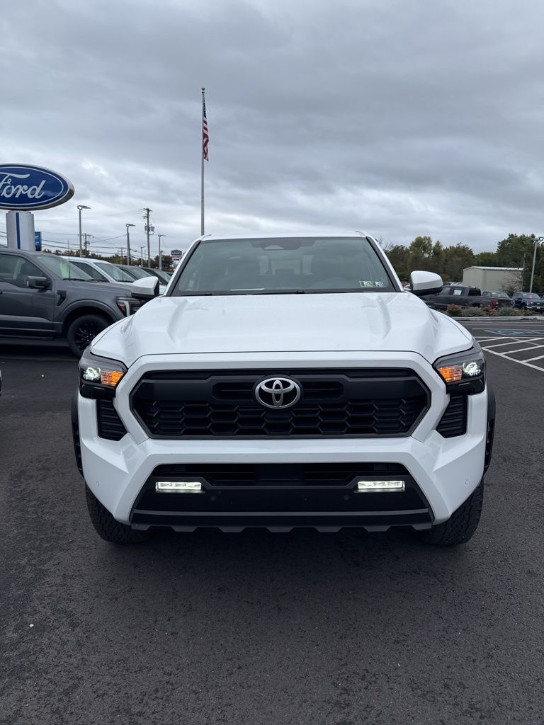 2024 Toyota Tacoma TRD Off-Road photo 2