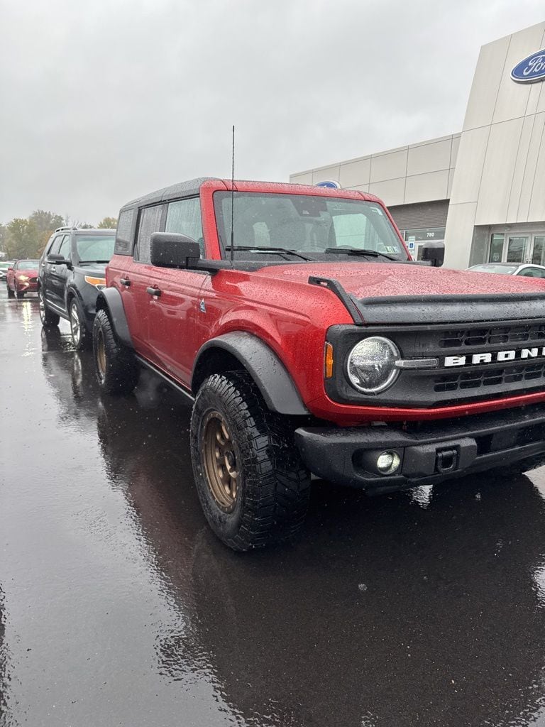 2023 Ford Bronco Black Diamond photo 3