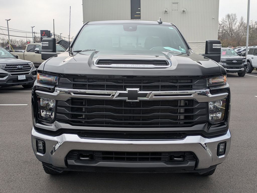 2024 Chevrolet Silverado 2500HD LT photo 2