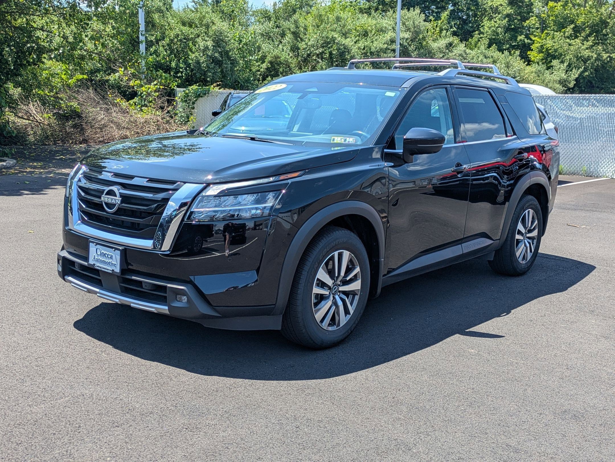 2022 Nissan Pathfinder SL photo 3