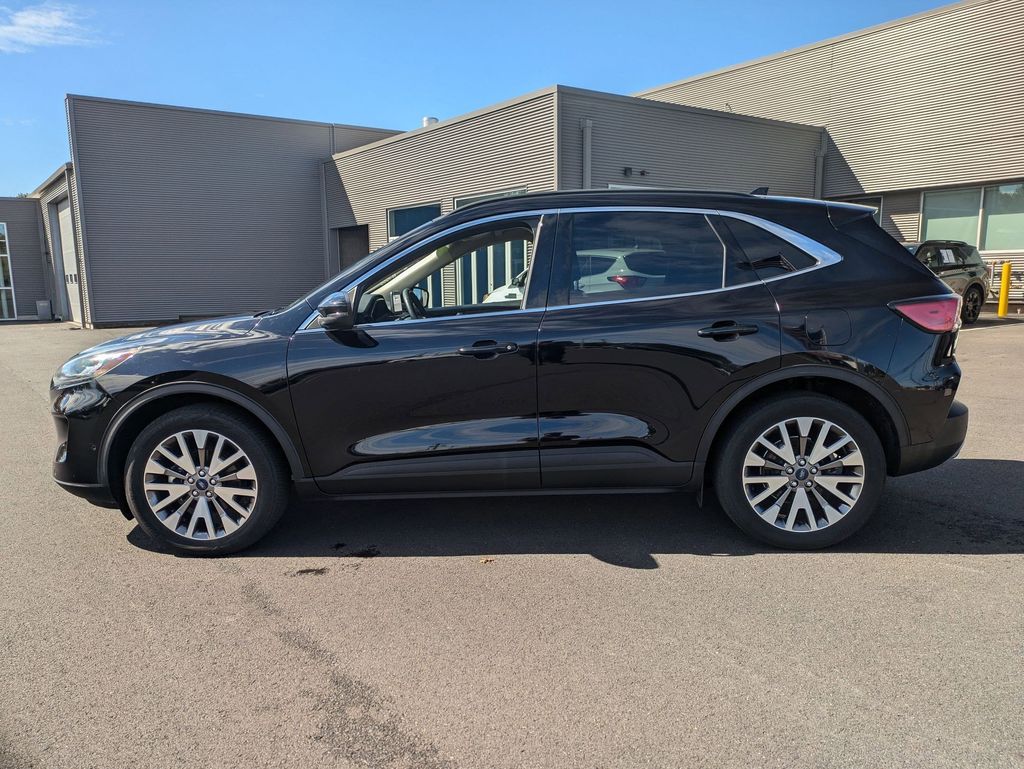 2020 Ford Escape Titanium Hybrid photo 4