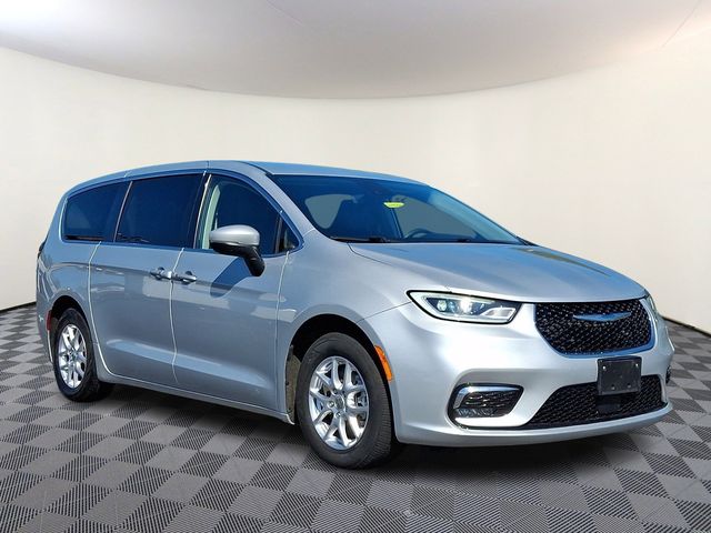 2023 Chrysler Pacifica Touring L's photo