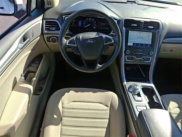2020 Ford Fusion SE photo 2