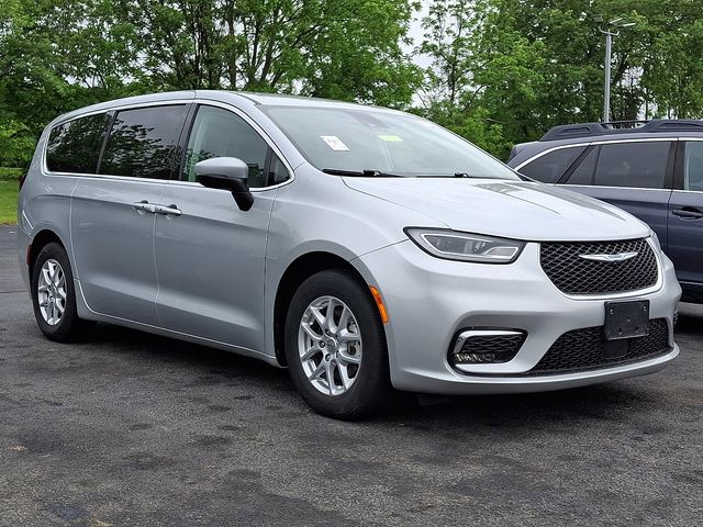 2023 Chrysler Pacifica Touring L's photo