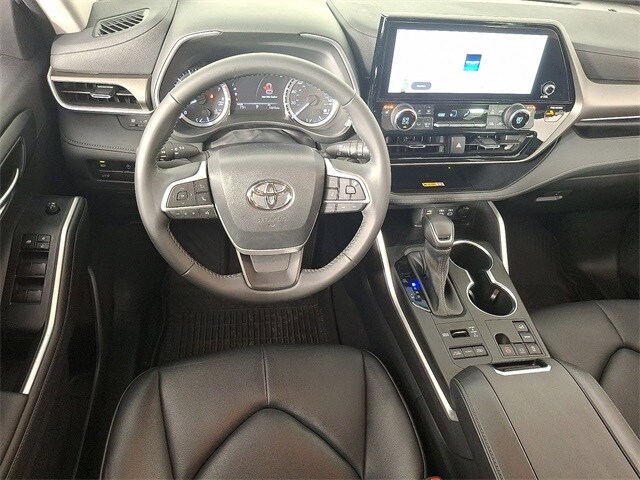 2023 Toyota Highlander XLE photo 2