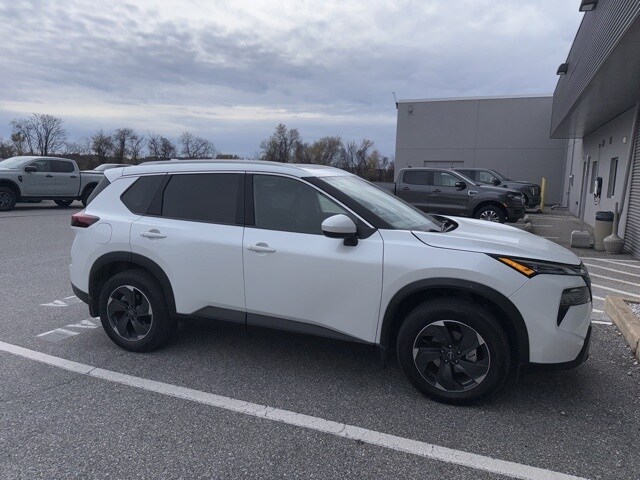 2024 Nissan Rogue SV photo 3