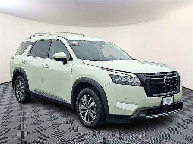 2023 Nissan Pathfinder SL's photo