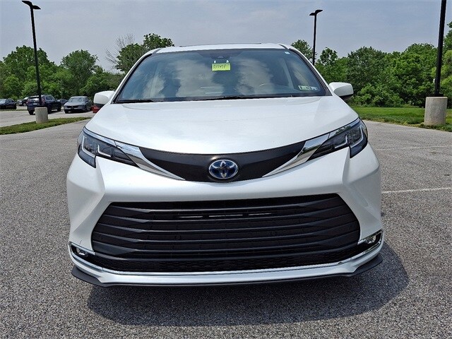 2022 Toyota Sienna XLE photo 2
