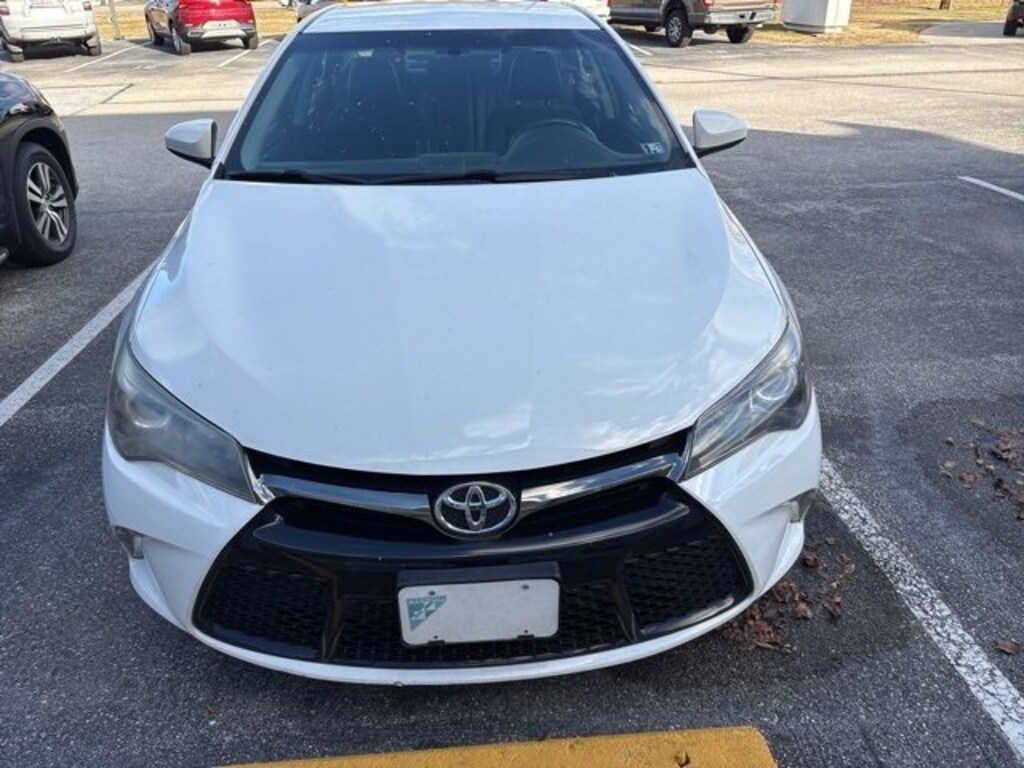 Used 2017 Toyota Camry SE Sedan