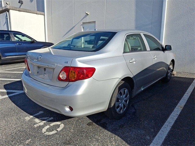 2010 Toyota Corolla LE photo 4