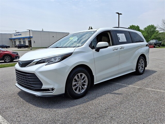 2022 Toyota Sienna XLE photo 3