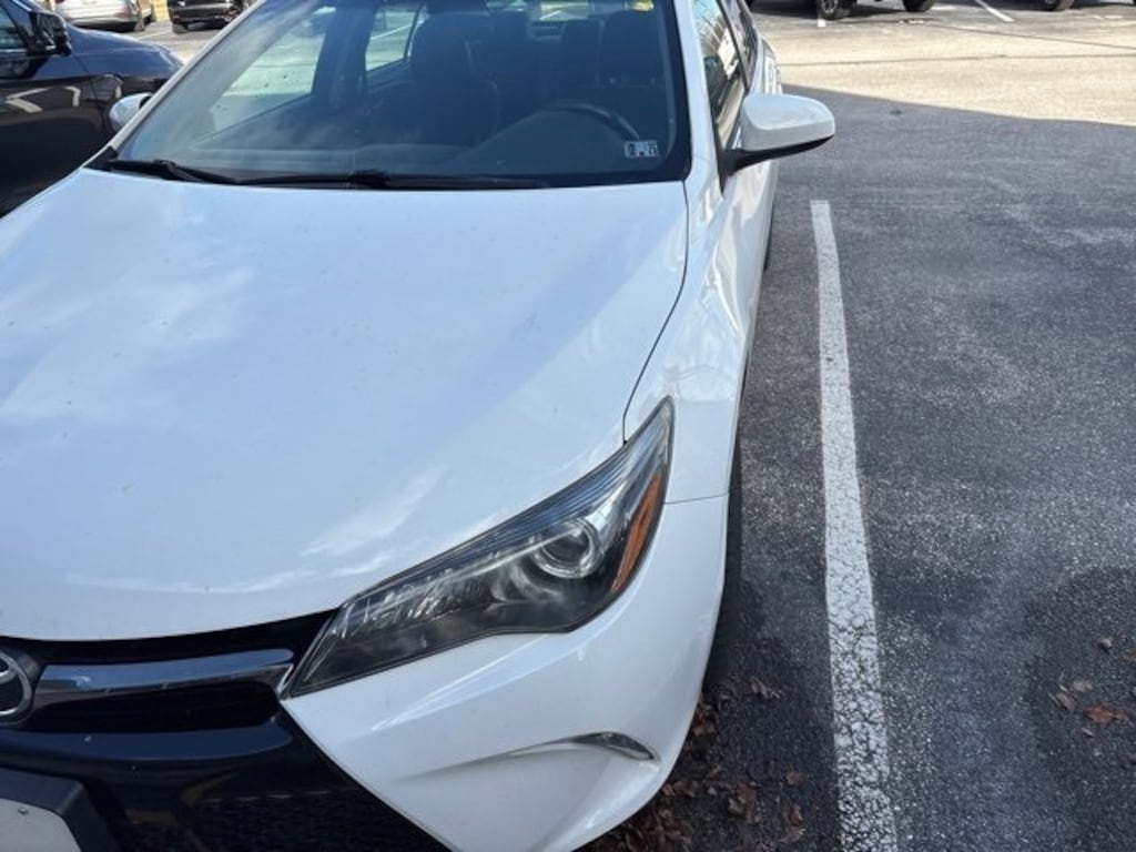 Used 2017 Toyota Camry SE Sedan