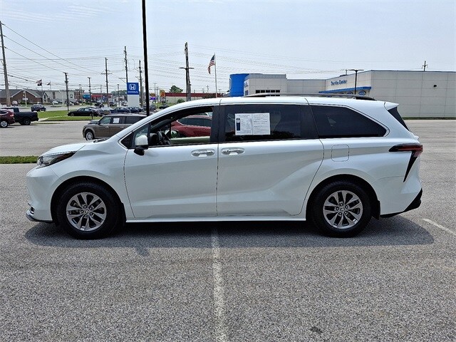 2022 Toyota Sienna XLE photo 4