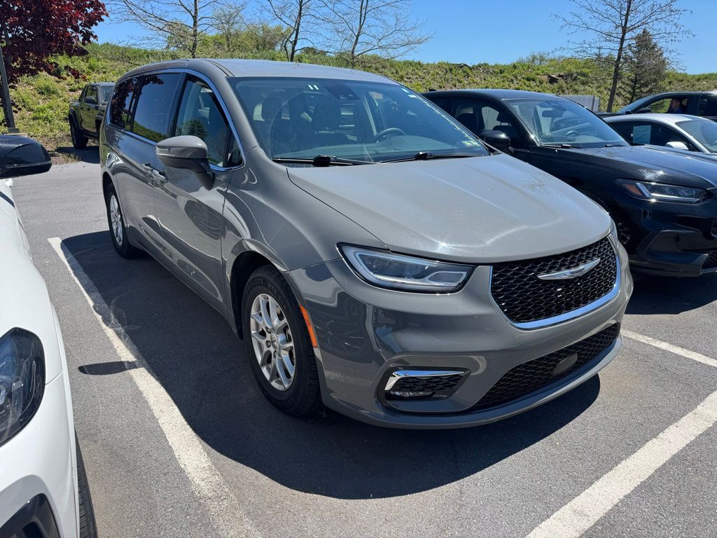 2023 Chrysler Pacifica Touring L's photo