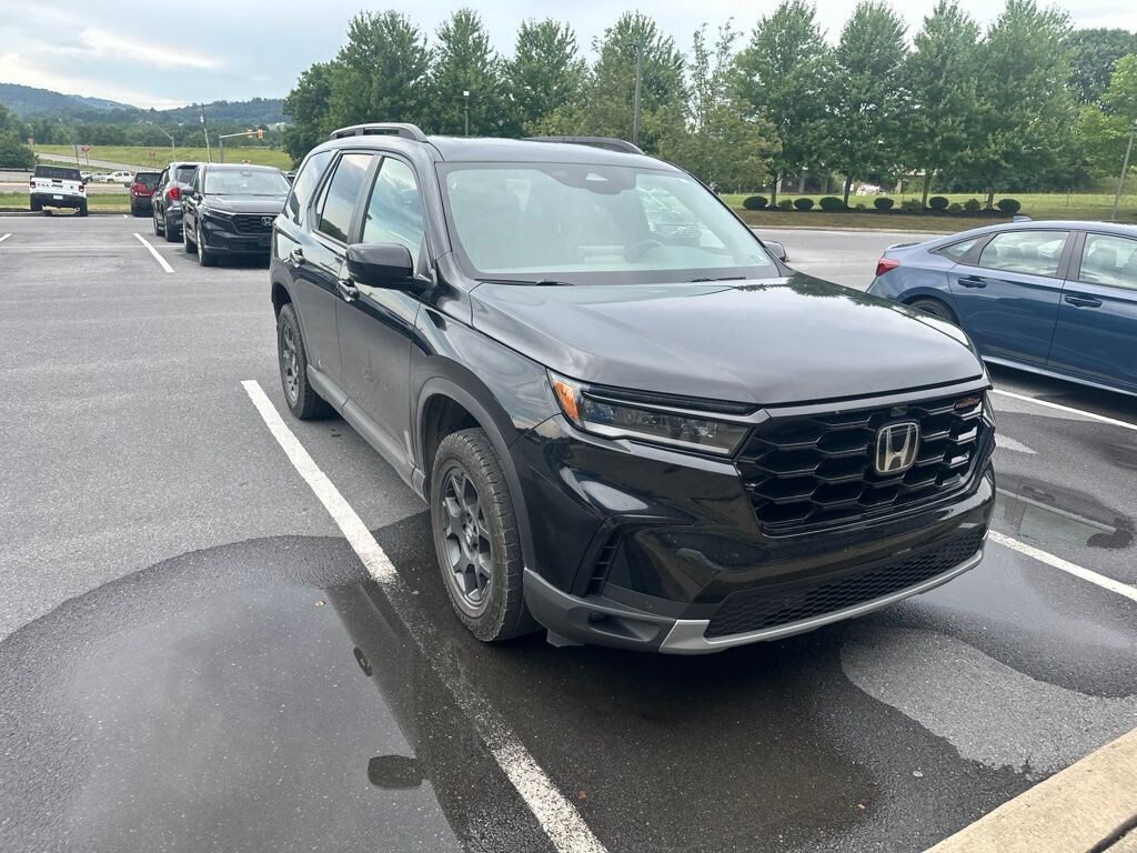 Used 2025 Honda Pilot TrailSport SUV