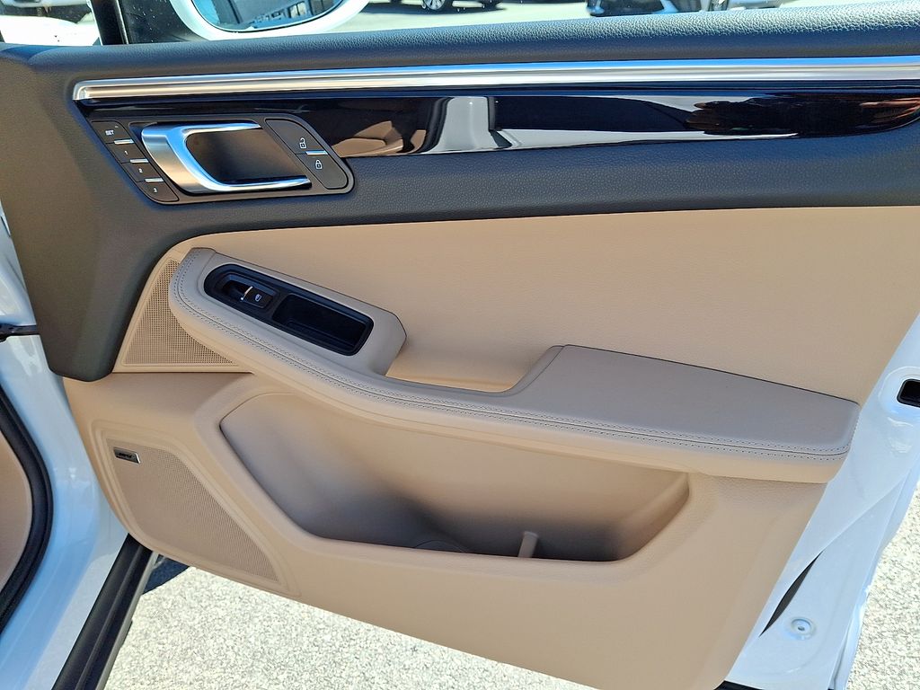 2021 Porsche Macan S - Photo 21