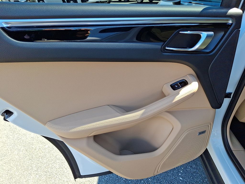 2021 Porsche Macan S - Photo 23
