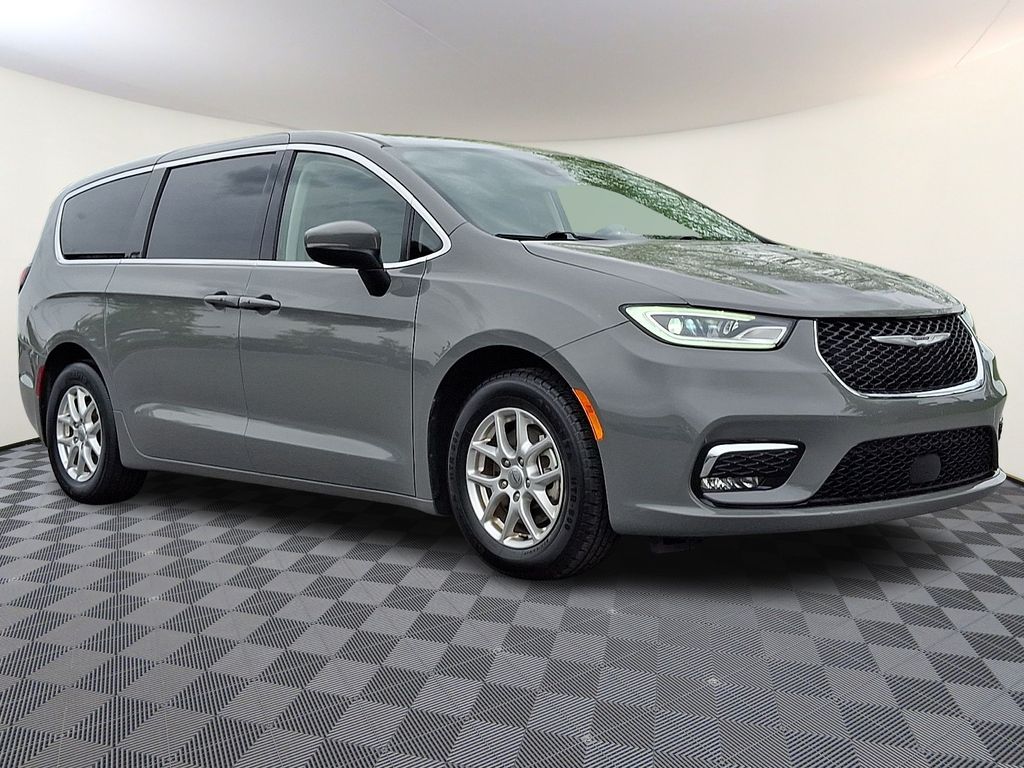 2023 Chrysler Pacifica Touring L's photo