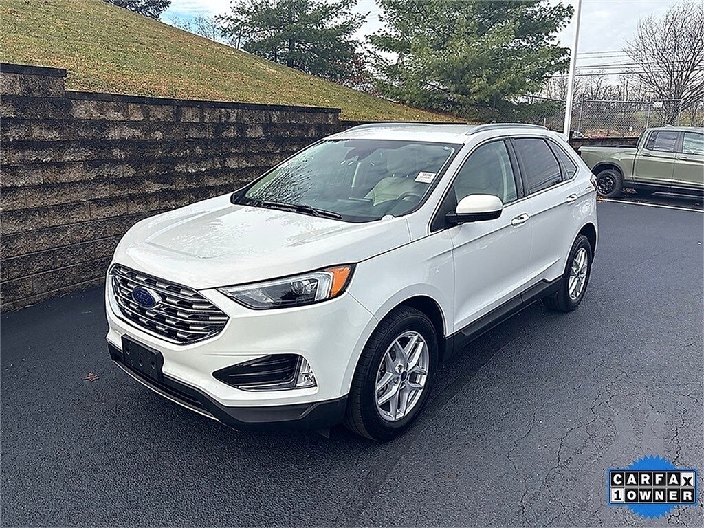 2022 Ford Edge SEL photo 2