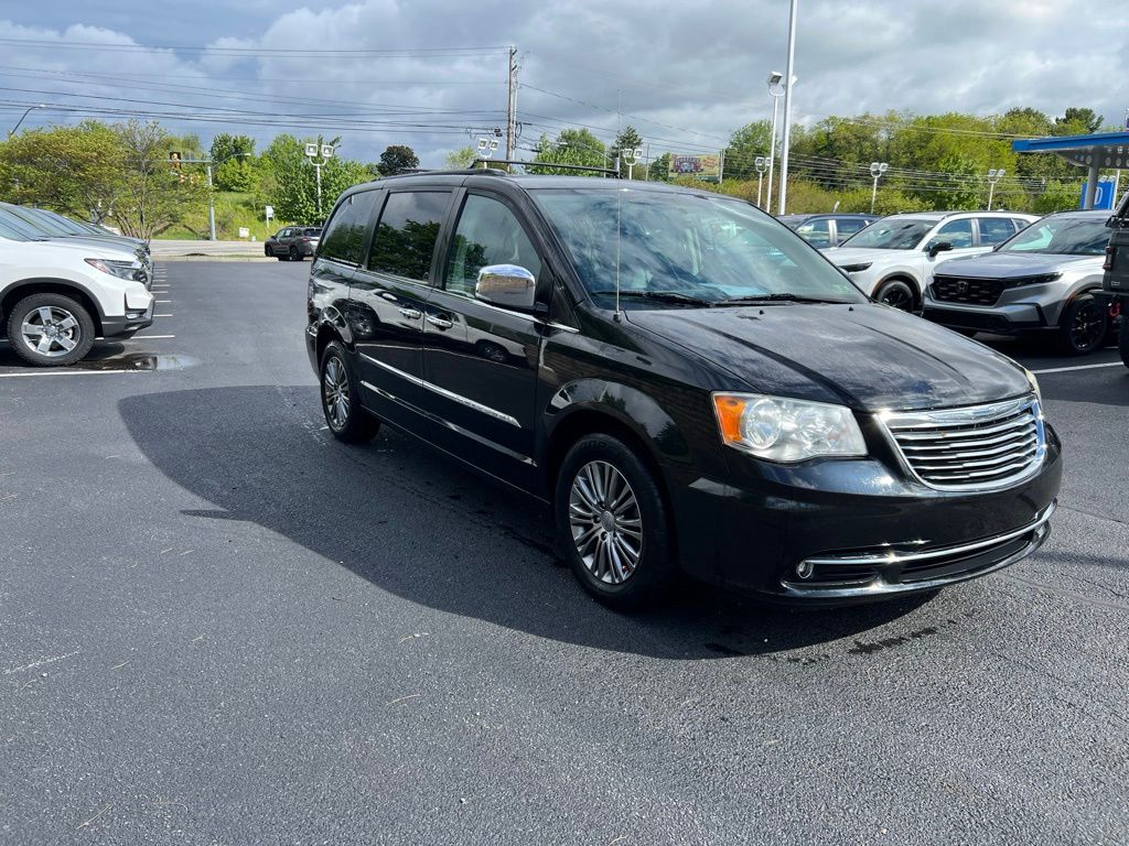 2014 Chrysler Town & Country Touring-L's photo