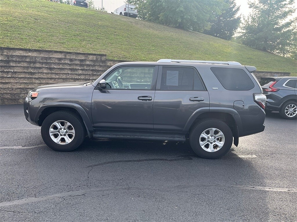 2016 Toyota 4Runner SR5 photo 3