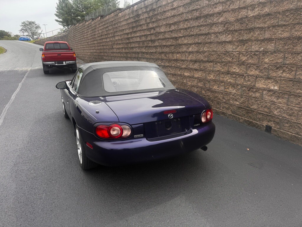 2003 Mazda MX-5 Miata Miata Base photo 2