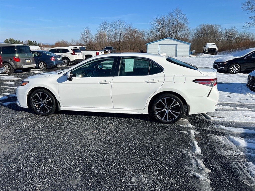 2019 Toyota Camry SE photo 4
