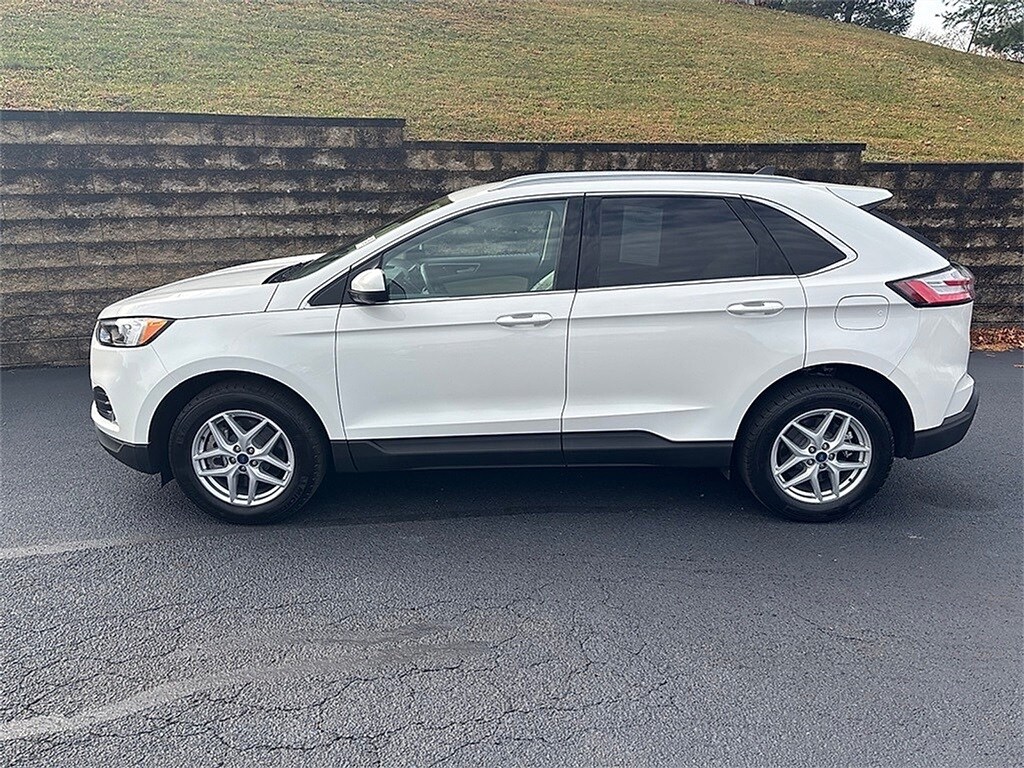 2022 Ford Edge SEL photo 3