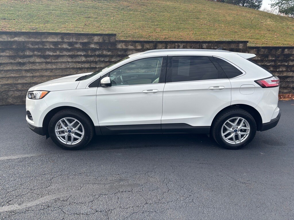 2022 Ford Edge SEL photo 2