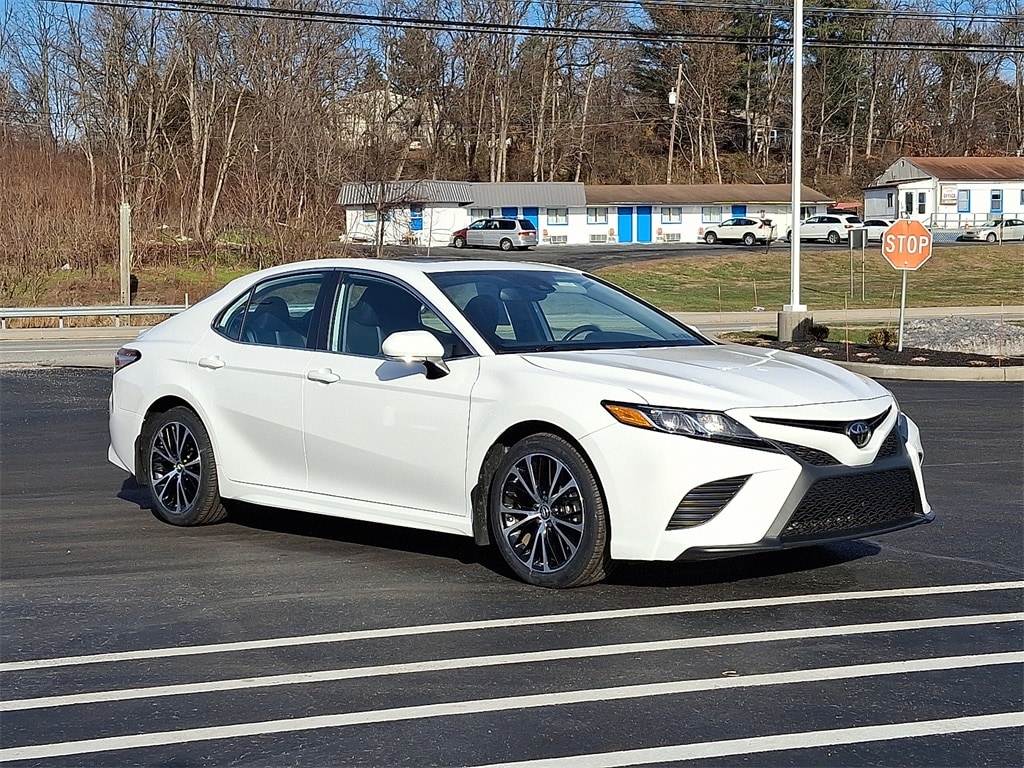 2019 Toyota Camry SE's photo