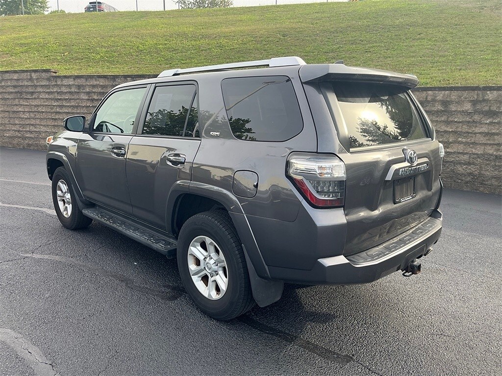 2016 Toyota 4Runner SR5 photo 4
