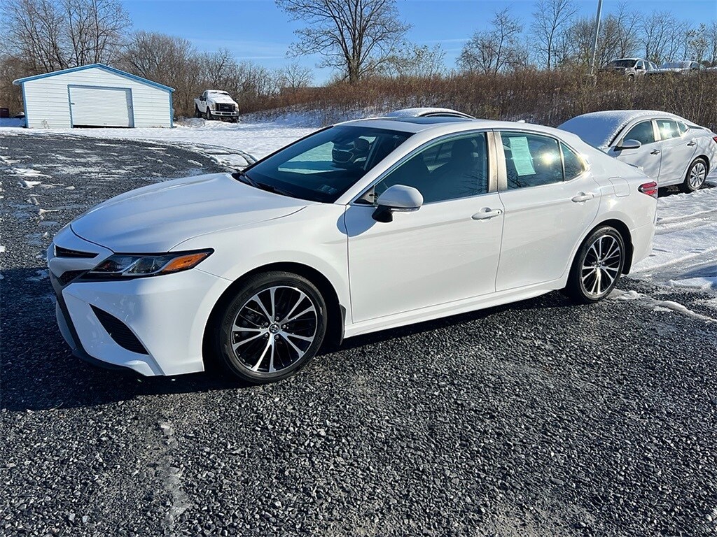 2019 Toyota Camry SE photo 2