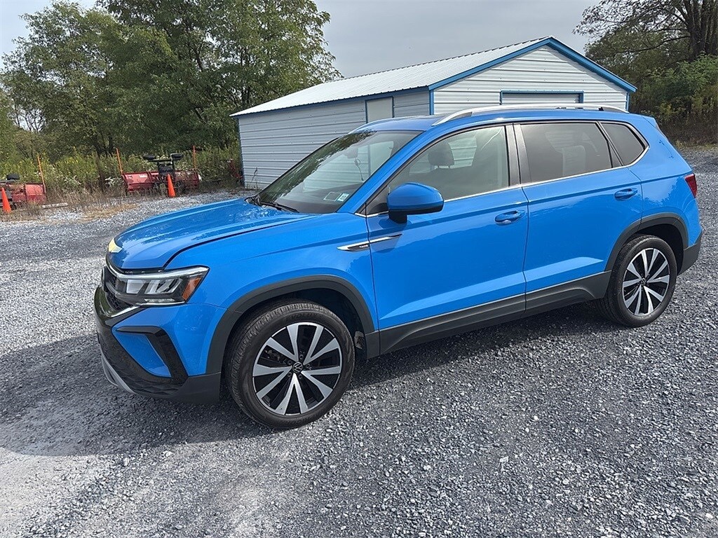 2022 Volkswagen Taos SE photo 2