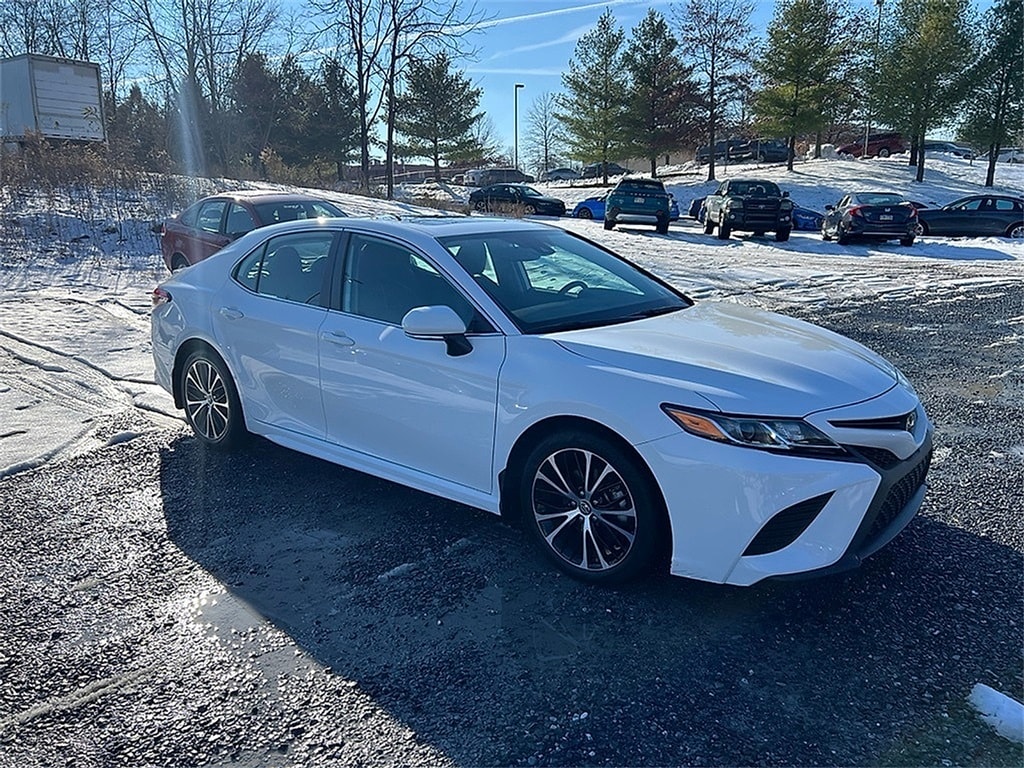 2019 Toyota Camry SE's photo
