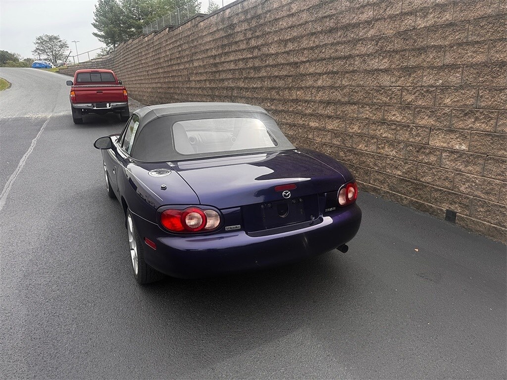 2003 Mazda MX-5 Miata Miata Base photo 2