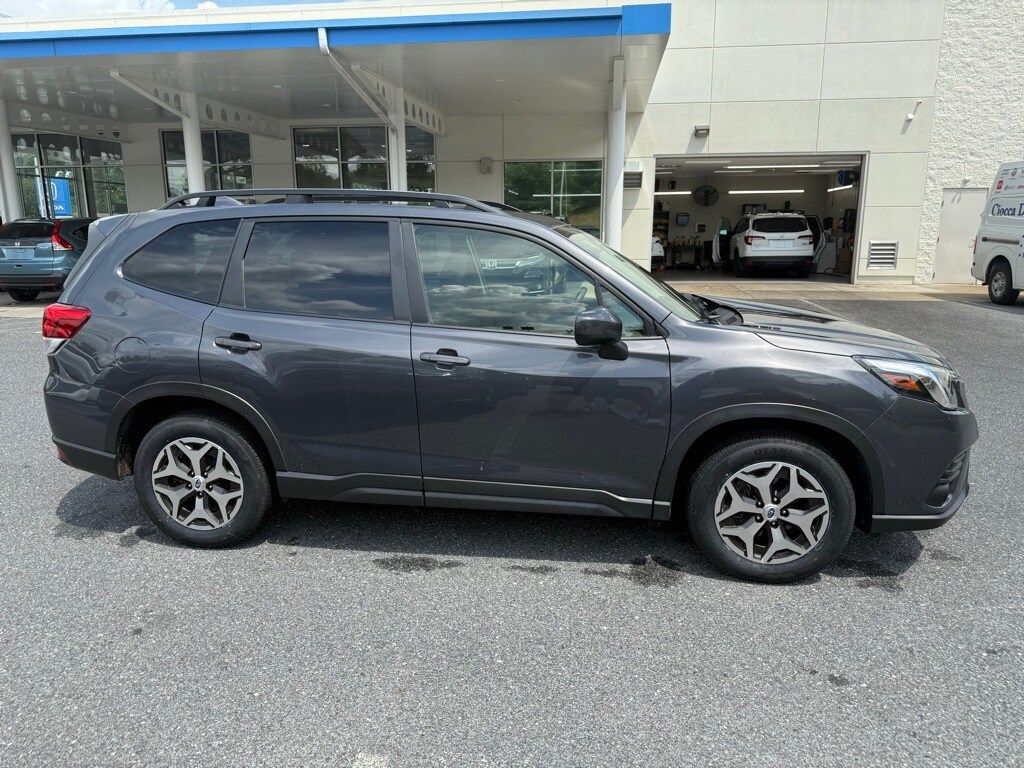 2022 Subaru Forester Premium photo 4