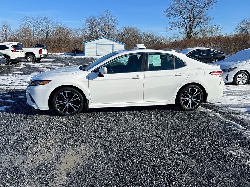 2019 Toyota Camry SE photo 3
