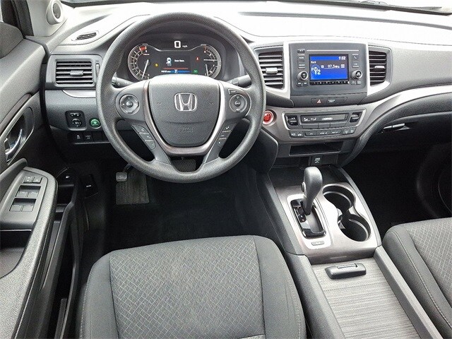 2017 Honda Ridgeline RT photo 2