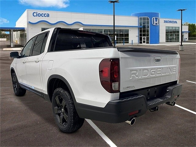 2025 Honda Ridgeline Black Edition photo 3