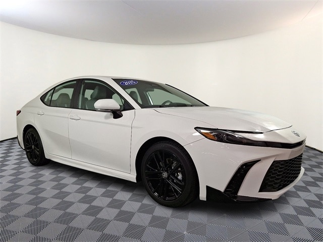 2025 Toyota Camry SE's photo